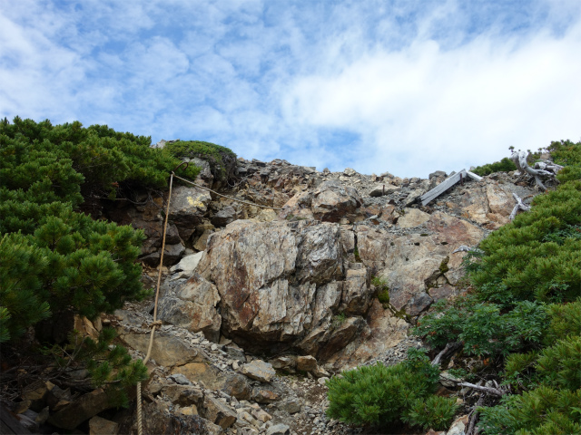 農鳥岳（奈良田～大門沢～西農鳥岳）登山口コースガイド 分岐直下のロープ【登山口ナビ】