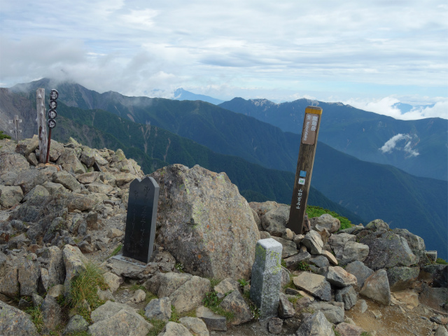 農鳥岳（奈良田～大門沢～西農鳥岳）登山口コースガイド 農鳥岳山頂標【登山口ナビ】