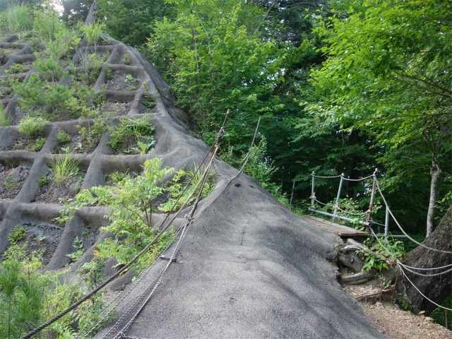 鳳凰三山（御座石鉱泉～燕頭山コース）登山口コースガイド 大規模なコンクリートの法面【登山口ナビ】