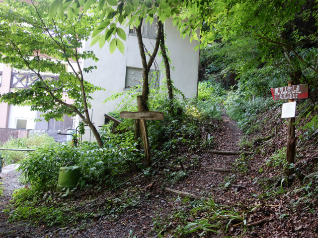 鳳凰三山（御座石鉱泉～燕頭山コース）登山口コースガイド 建物裏【登山口ナビ】