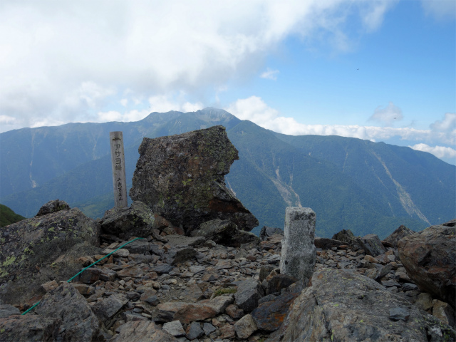 アサヨ峰（北沢峠～栗沢山）登山口コースガイド アサヨ峰山頂からの仙丈ヶ岳【登山口ナビ】