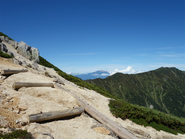 空木岳（池山尾根ルート）登山口コースガイド 稜線越しの御嶽山【登山口ナビ】