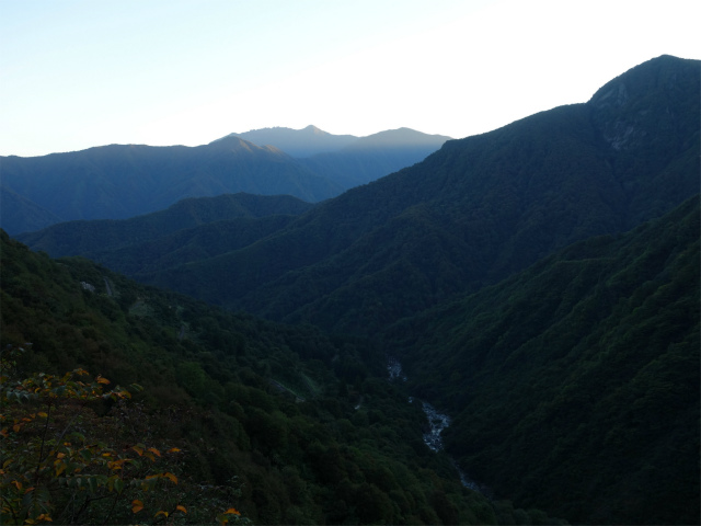 巻機山（裏巻機新道～割引岳）登山口コースガイド 割石沢から五十沢川越しの八海山【登山口ナビ】