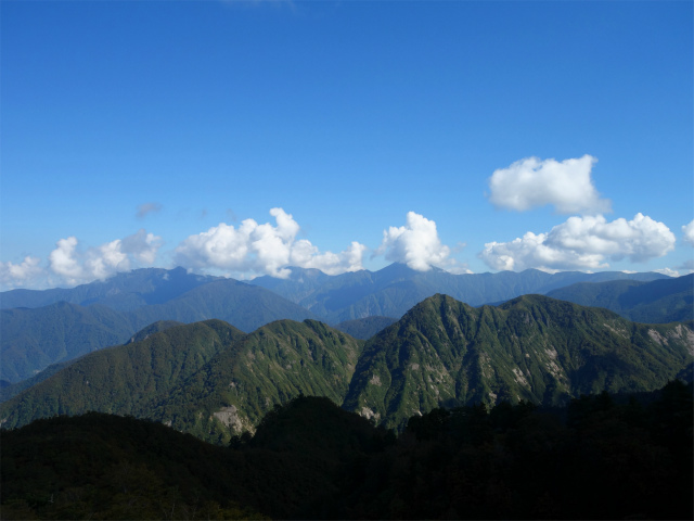 巻機山（裏巻機新道～割引岳）登山口コースガイド 露岩上からの越後三山の眺望【登山口ナビ】