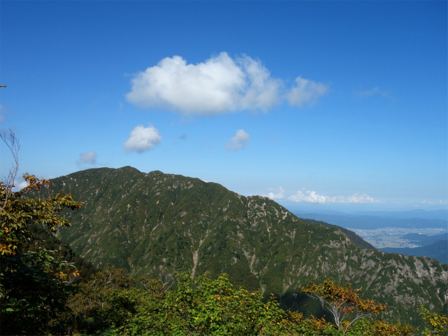 巻機山（裏巻機新道～割引岳）登山口コースガイド 露岩上からの金城山【登山口ナビ】