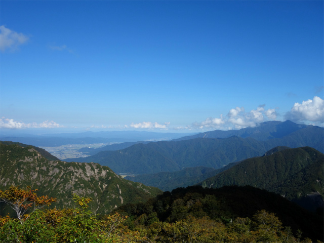 巻機山（裏巻機新道～割引岳）登山口コースガイド 露岩上からの南魚沼市街【登山口ナビ】