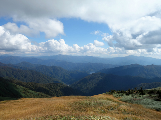 巻機山（裏巻機新道～割引岳）登山口コースガイド 朝日岳分岐から奥利根湖・日光・武尊山の眺望【登山口ナビ】