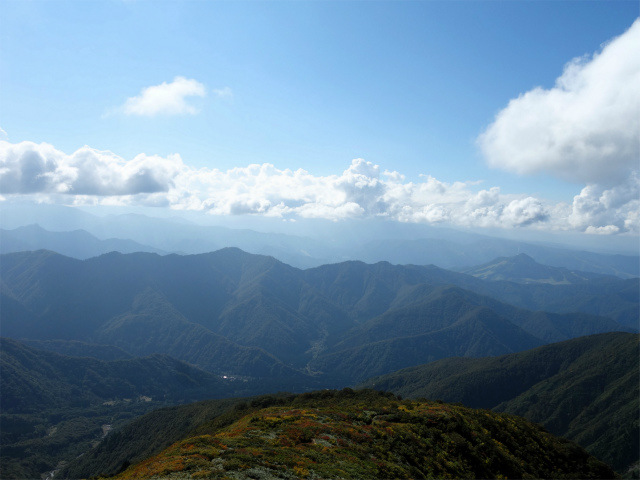 巻機山（井戸尾根～前巻機山）登山口コースガイド 苗場山の眺望【登山口ナビ】