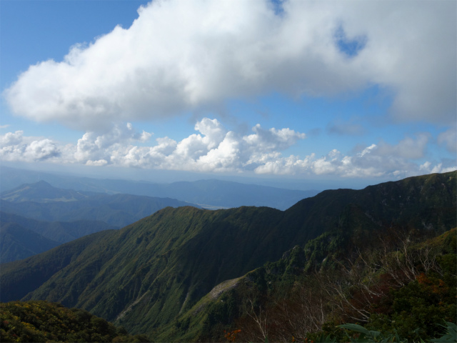 巻機山（井戸尾根～前巻機山）登山口コースガイド 苗場山の眺望【登山口ナビ】