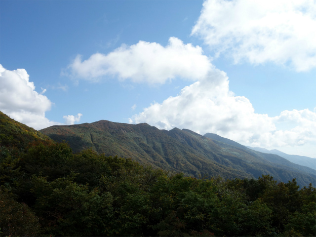 巻機山（井戸尾根～前巻機山）登山口コースガイド 七合目から朝日岳方面の眺望【登山口ナビ】