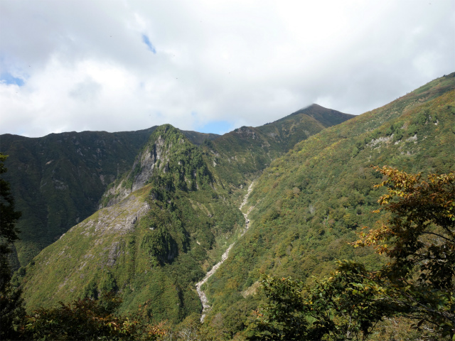 巻機山（井戸尾根～前巻機山）登山口コースガイド 六合目展望台からの割引岳とヌクビ沢【登山口ナビ】