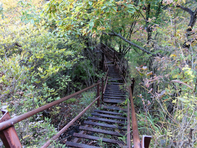 表妙義・中間道（石門めぐり～妙義神社） 登山口コースガイド 痩せ尾根の鉄階段【登山口ナビ】