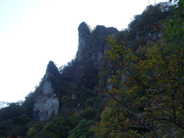 表妙義・中間道（石門めぐり～妙義神社） 登山口コースガイド 鉄階段から見る岩峰【登山口ナビ】