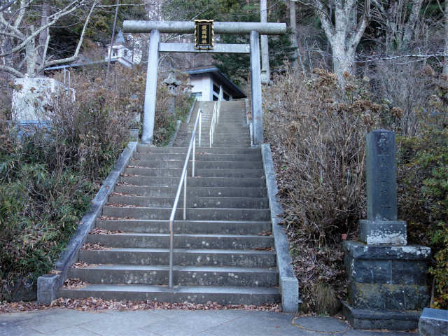 三ツ峠山（天上山・府戸尾根）登山口コースガイド 天上山護国神社鳥居【登山口ナビ】