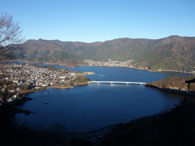 三ツ峠山（天上山・府戸尾根）登山口コースガイド 河口湖天上山公園からの御坂山地の眺望【登山口ナビ】