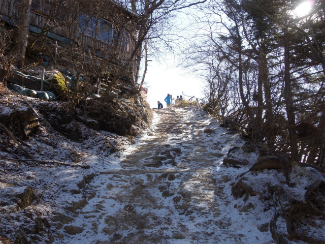 三ツ峠山（天上山・府戸尾根）登山口コースガイド 三ツ峠山荘直下【登山口ナビ】