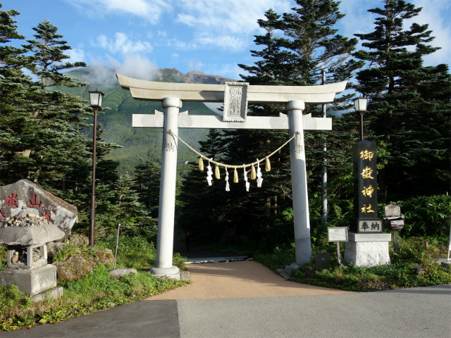 御嶽山・剣ヶ峰（田の原～王滝口登山道）登山口コースガイド 御嶽神社鳥居【登山口ナビ】