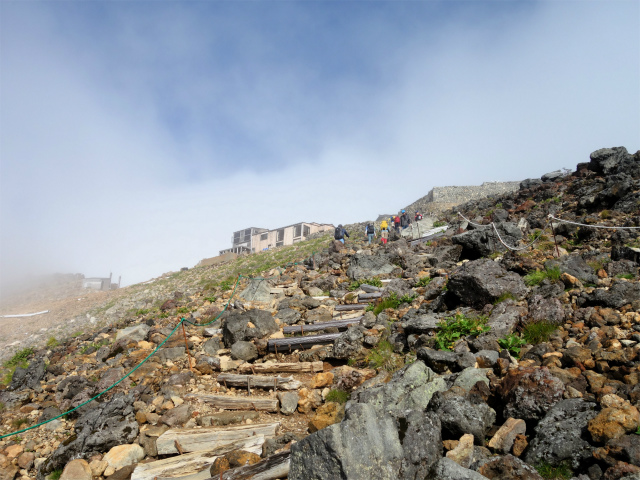御嶽山・剣ヶ峰（田の原～王滝口登山道）登山口コースガイド 王滝頂上直下【登山口ナビ】