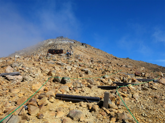 御嶽山・剣ヶ峰（田の原～王滝口登山道）登山口コースガイド 三千米標柱【登山口ナビ】