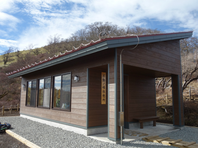 蛭ヶ岳(塩水林道~堂平~丹沢山)登山口コースガイド 不動ノ峰休憩所【登山口ナビ】