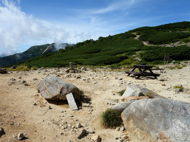 木曽駒ヶ岳(桂小場・西駒ルート)登山口コースガイド 西駒山荘前の広場【登山口ナビ】