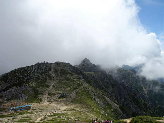 木曽駒ヶ岳(桂小場・西駒ルート)登山口コースガイド 山頂から中岳と宝剣岳【登山口ナビ】