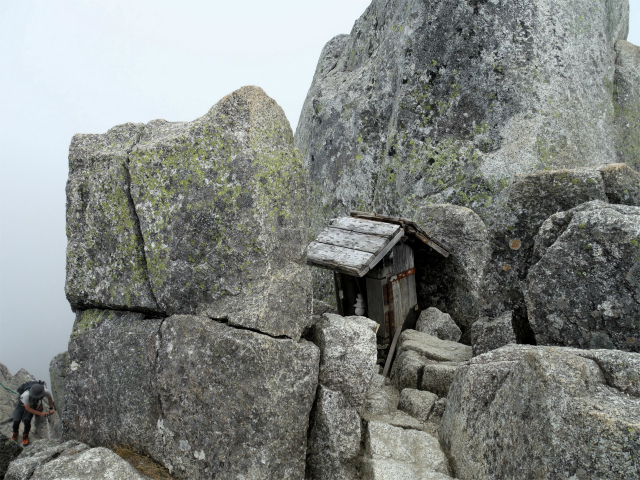 木曽駒ヶ岳(桂小場・西駒ルート)登山口コースガイド 宝剣岳山頂の祠【登山口ナビ】