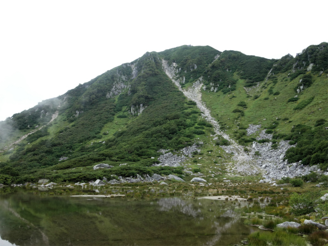 木曽駒ヶ岳(桂小場・西駒ルート)登山口コースガイド 濃ヶ池に映る馬ノ背【登山口ナビ】