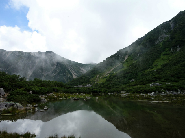 木曽駒ヶ岳(桂小場・西駒ルート)登山口コースガイド 濃ヶ池に映る伊那前岳【登山口ナビ】