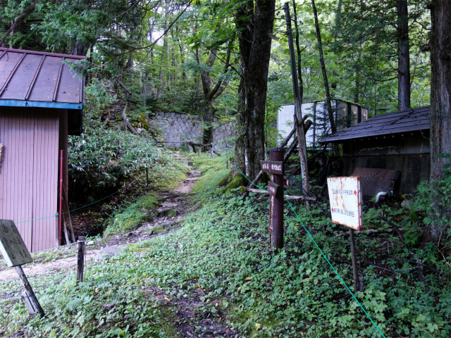 燕岳(中房登山口~東沢乗越)登山口コースガイド 白滝の湯方面の小径【登山口ナビ】