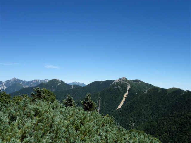 燕岳(中房登山口~東沢乗越)登山口コースガイド ハイマツ帯から餓鬼岳の眺望【登山口ナビ】