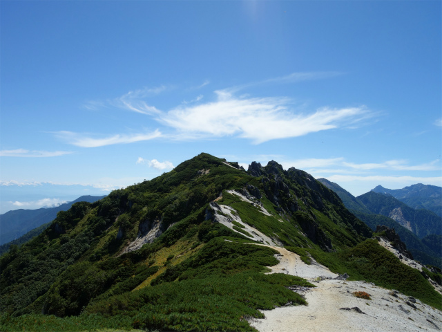 燕岳(中房登山口~東沢乗越)登山口コースガイド 奥北燕平からの燕岳の眺望【登山口ナビ】
