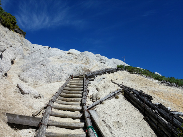 燕岳（中房登山口～合戦尾根）登山口コースガイド 山頂直下の階段【登山口ナビ】