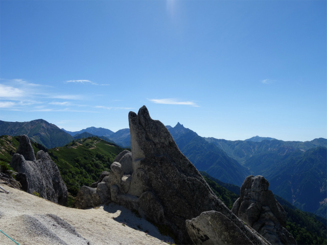 燕岳（中房登山口～合戦尾根）登山口コースガイド イルカ岩【登山口ナビ】