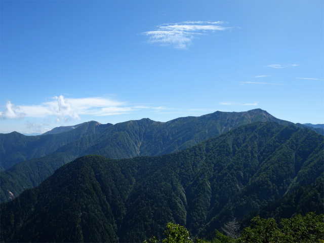 燕岳（中房登山口～合戦尾根）登山口コースガイド 展望の良い露岩からの大天井岳【登山口ナビ】