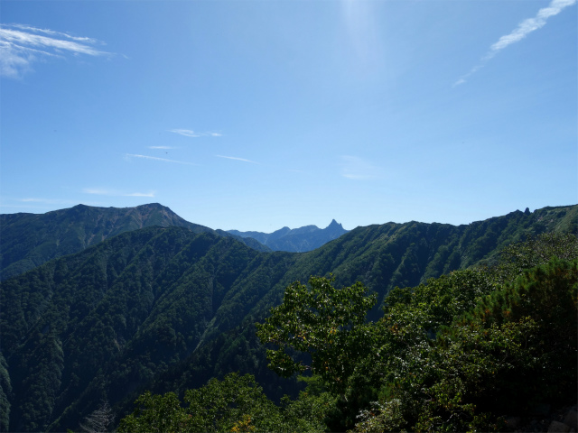 燕岳（中房登山口～合戦尾根）登山口コースガイド 展望の良い露岩からの槍ヶ岳【登山口ナビ】