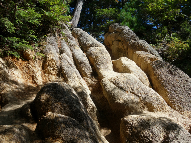 燕岳（中房登山口～合戦尾根）登山口コースガイド 露岩【登山口ナビ】