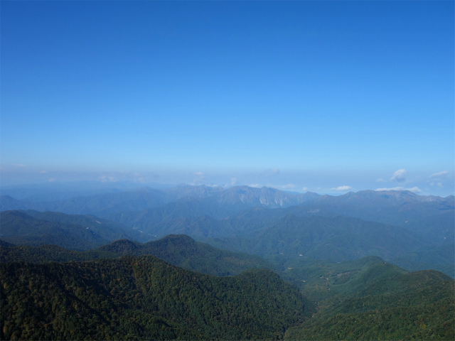 武尊山(武尊神社~剣ヶ峰山周回)登山口コースガイド 尾根の肩から志賀高原の眺望【登山口ナビ】