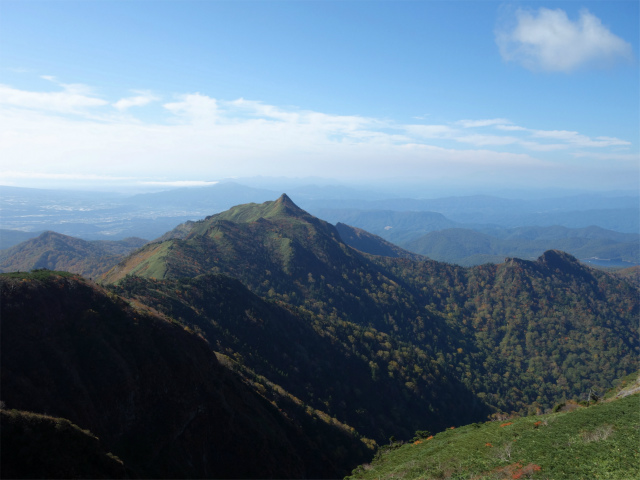 武尊山(武尊神社~剣ヶ峰山周回)登山口コースガイド 小ピーク鞍部からの眺望【登山口ナビ】