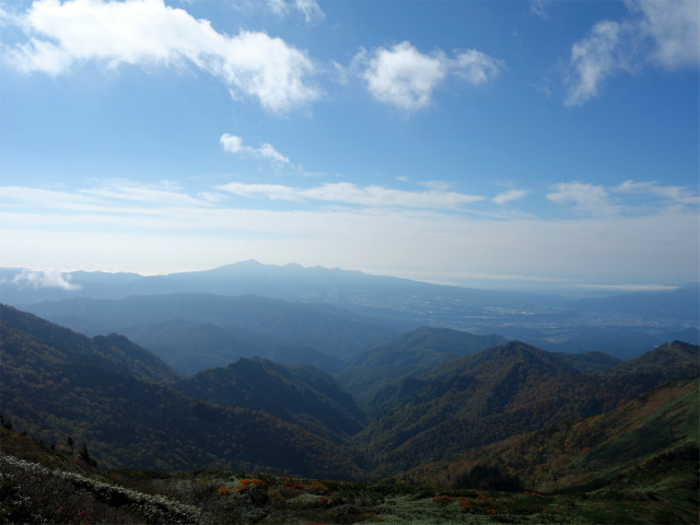 武尊山(武尊神社~剣ヶ峰山周回)登山口コースガイド 小ピーク鞍部から赤城山の眺望【登山口ナビ】
