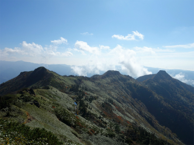 武尊山(武尊神社~剣ヶ峰山周回)登山口コースガイド 武尊山頂からの中の岳・不動岳の眺望【登山口ナビ】