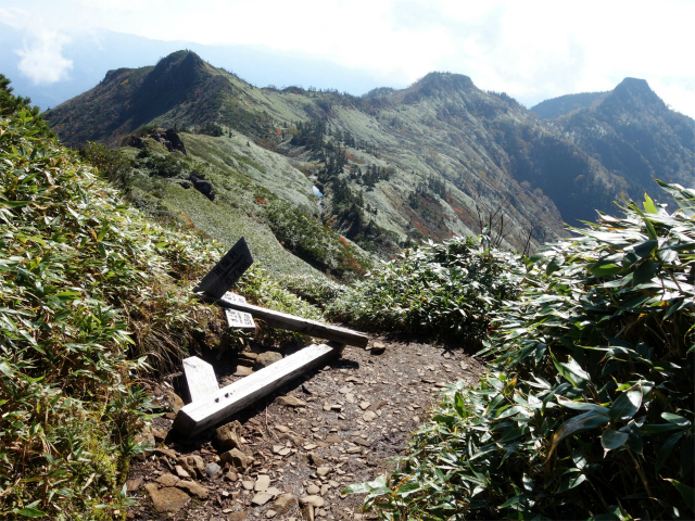 武尊山(武尊神社~剣ヶ峰山周回)登山口コースガイド 中ノ岳分岐【登山口ナビ】