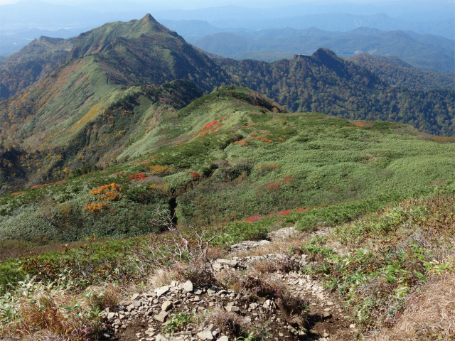 武尊山(武尊神社~剣ヶ峰山周回)登山口コースガイド ざれた急斜面【登山口ナビ】
