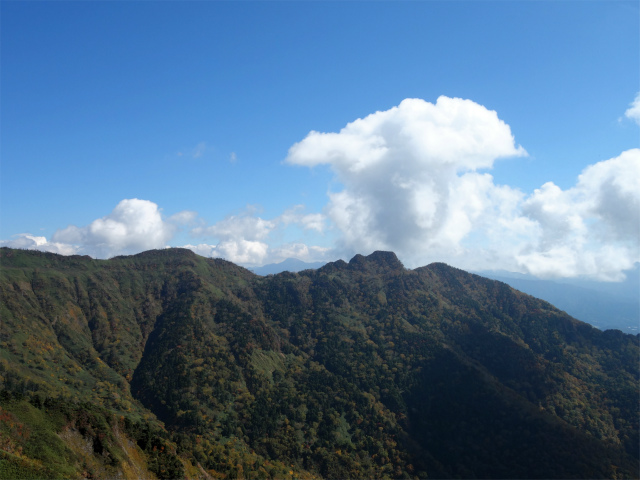 武尊山(武尊神社~剣ヶ峰山周回)登山口コースガイド 剣ヶ峰山山頂から川場尾根の眺望【登山口ナビ】