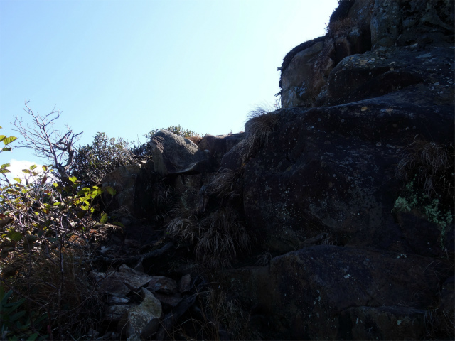 武尊山(武尊神社~剣ヶ峰山周回)登山口コースガイド 剣ヶ峰山直下の岩場【登山口ナビ】