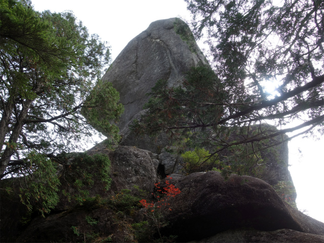 金峰山(御嶽古道/表参道)登山口コースガイド 片手回し岩【登山口ナビ】