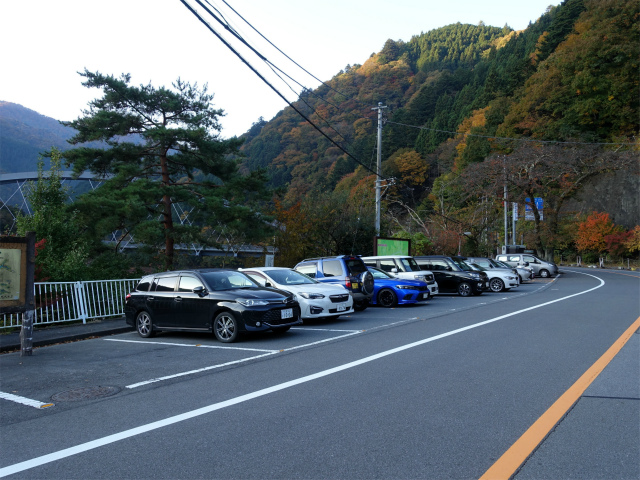 三頭山(ムロクボ尾根)登山口コースガイド 深山橋駐車場【登山口ナビ】