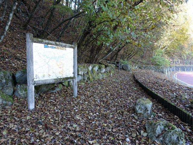 三頭山（風張尾根～鞘口峠）登山口コースガイド 風張峠駐車場【登山口ナビ】