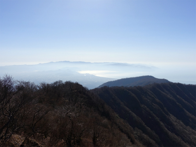 愛鷹山～位牌岳（愛鷹水神社口）登山口コースガイド 山頂手前から伊豆の眺望【登山口ナビ】