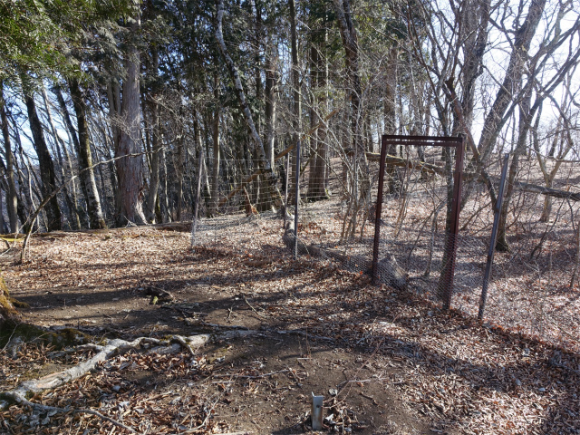畦ヶ丸(西丹沢ビジターセンター~権現山)登山口コースガイド 権現山山頂の植生保護柵【登山口ナビ】